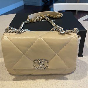 Chanel 19 beige small